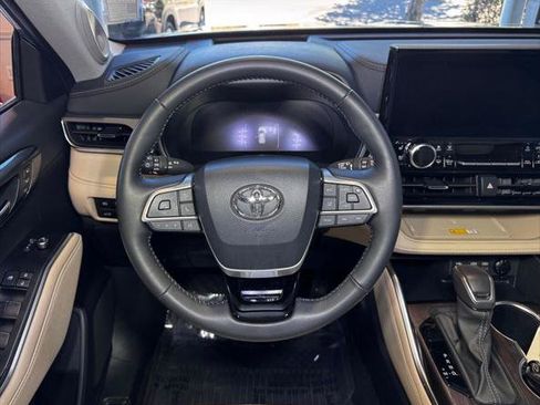 Certified 2024 Toyota Highlander Platinum AWD/4WD image 21