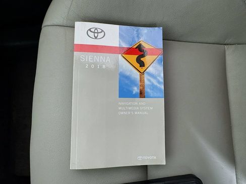 Used 2018 Toyota Sienna Limited FWD image 39