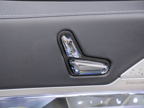 Certified 2023 BMW i7 xDrive60 w/ Executive Package 2 image 15