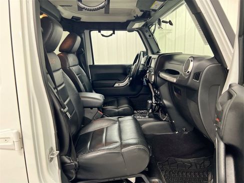 Used 2012 Jeep Wrangler Unlimited Rubicon w/ Connectivity Group image 21