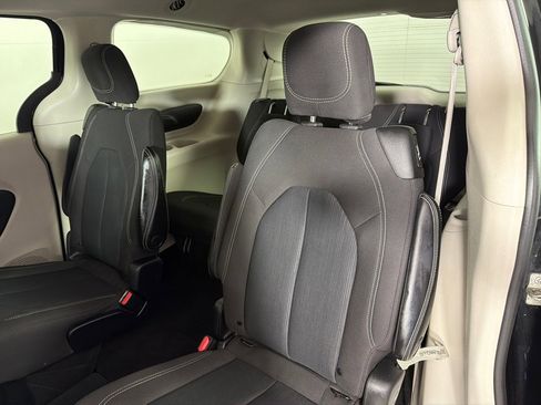 Used 2022 Chrysler Voyager LX FWD image 18