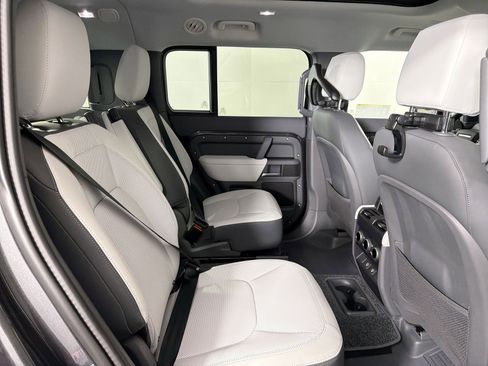 New 2025 Land Rover Defender 130 X-Dynamic SE image 31