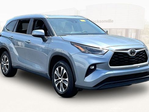 Used 2023 Toyota Highlander XLE FWD image 3