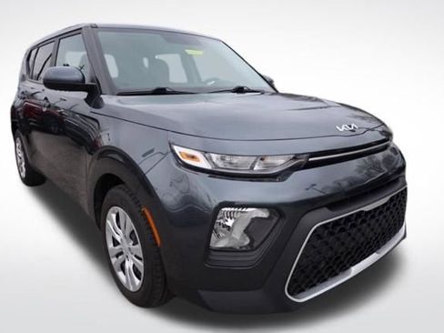 Used 2022 Kia Soul LX image 2