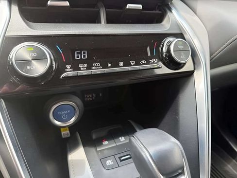 Used 2022 Toyota Venza LE AWD/4WD image 12