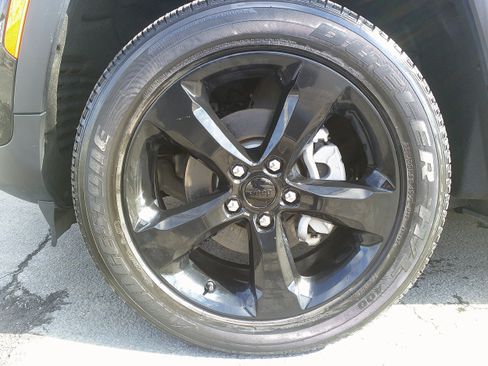 Used 2023 Jeep Grand Cherokee Altitude image 14