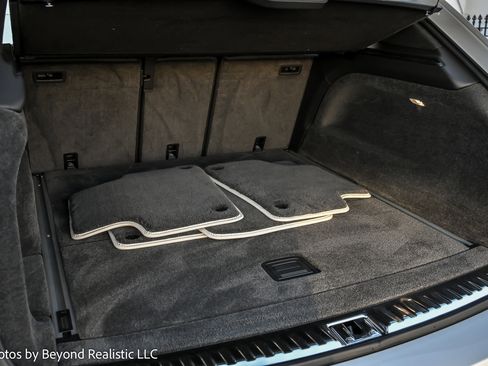 Used 2024 Bentley Bentayga image 16