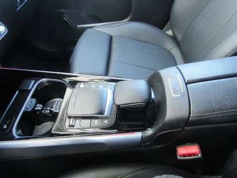 Used 2022 Mercedes-Benz GLB 250 w/ Premium Package Lite image 42