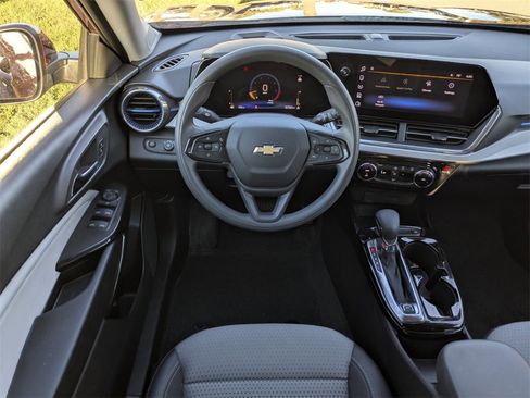 Certified 2025 Chevrolet Trax LT image 17