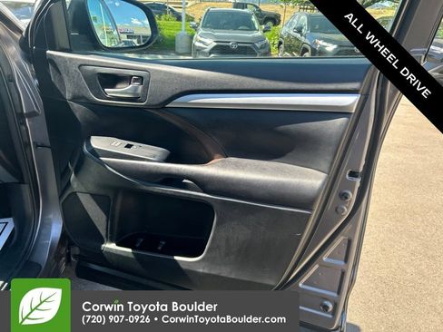 Used 2017 Toyota Highlander XLE w/ Carpet Mat Package AWD/4WD image 10