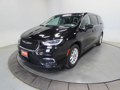 Used 2024 Chrysler Pacifica Touring-L FWD image 3