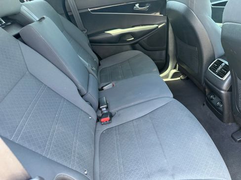 Used 2017 Kia Sorento FWD image 12
