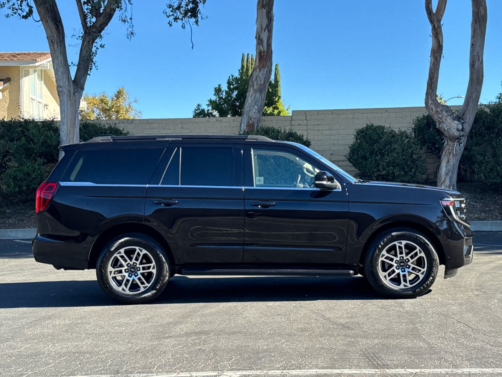 Used 2025 Ford Expedition Active RWD image 8