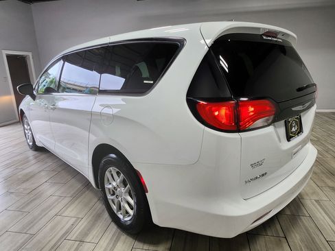Used 2023 Chrysler Voyager LX FWD image 3
