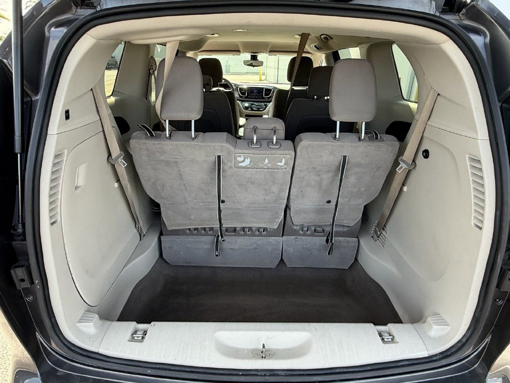 Used 2017 Chrysler Pacifica Touring FWD image 14