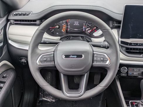 Used 2025 Jeep Compass Limited image 14