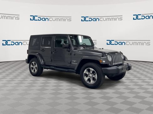 Used 2017 Jeep Wrangler Unlimited Sahara w/ Connectivity Group AWD/4WD image 2