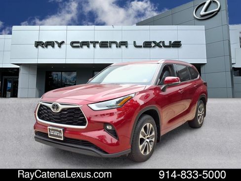 Used 2021 Toyota Highlander XLE AWD/4WD image 1