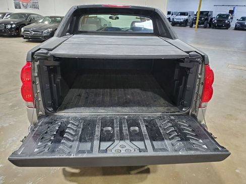 Used 2005 Chevrolet Avalanche LS w/ Onstar Plus Package image 40