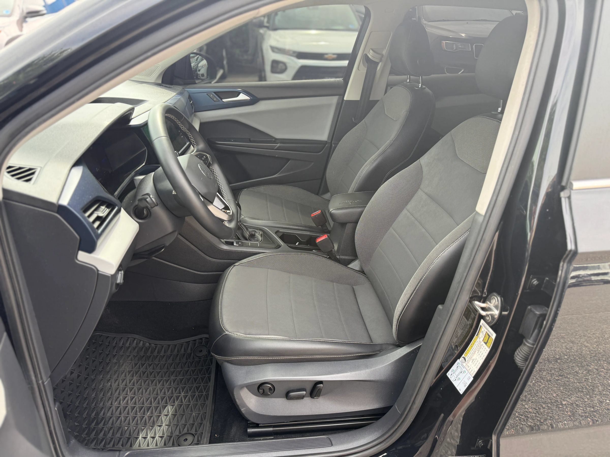 Used 2022 Volkswagen Taos SE FWD image 14