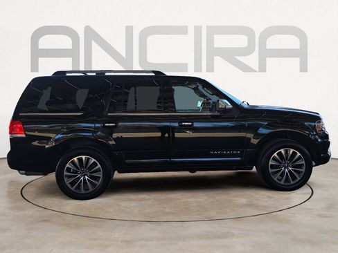 Used 2017 Lincoln Navigator Select image 9