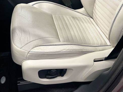 Used 2017 Land Rover Discovery First Edition image 16