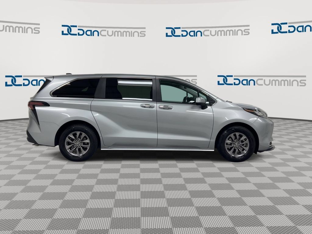 Used 2023 Toyota Sienna XLE AWD/4WD image 9