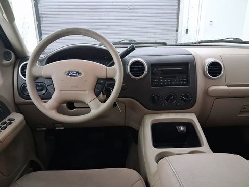 Used 2003 Ford Expedition XLT image 4