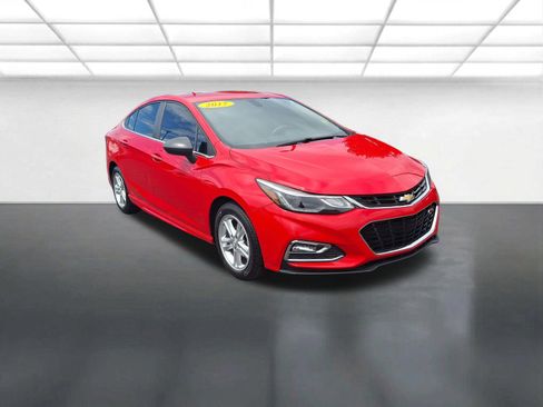 Used 2017 Chevrolet Cruze LT w/ Convenience Package FWD image 1