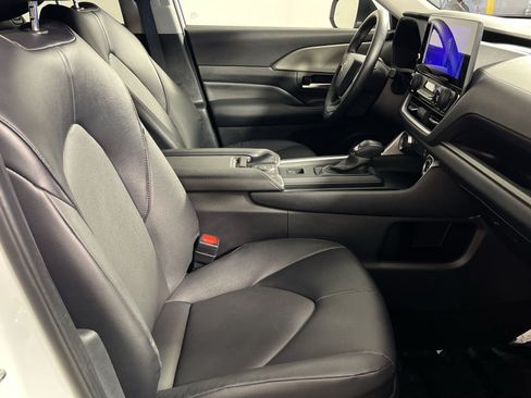 Used 2025 Toyota Grand Highlander AWD image 29