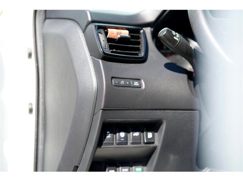 Used 2020 Nissan Rogue SV image 27