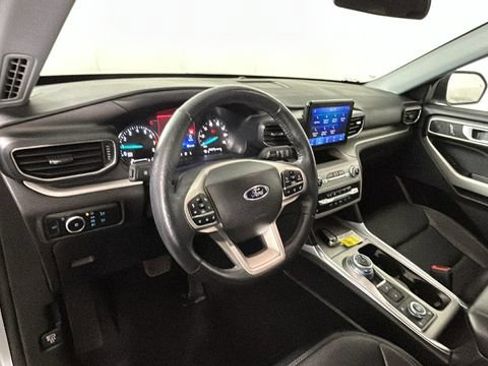Used 2023 Ford Explorer XLT AWD/4WD image 14