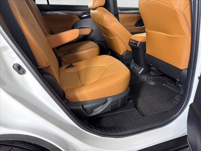 Used 2024 Toyota Highlander Platinum FWD image 17