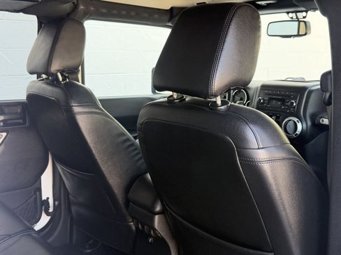 Used 2017 Jeep Wrangler Unlimited Sahara w/ Connectivity Group AWD/4WD image 28