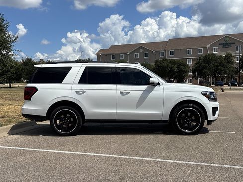 Used 2024 Ford Expedition Limited AWD/4WD image 6