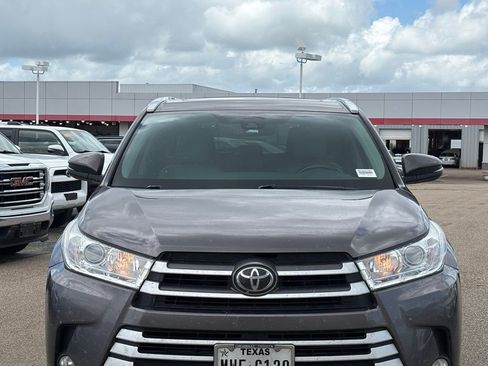 Used 2019 Toyota Highlander XLE FWD image 3