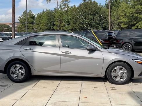 Certified 2025 Hyundai Elantra SE image 17