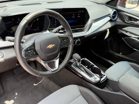 Used 2025 Chevrolet Trax LT w/ LT Convenience Package FWD image 9