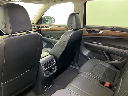 Used 2025 Volkswagen Atlas SE FWD image 19