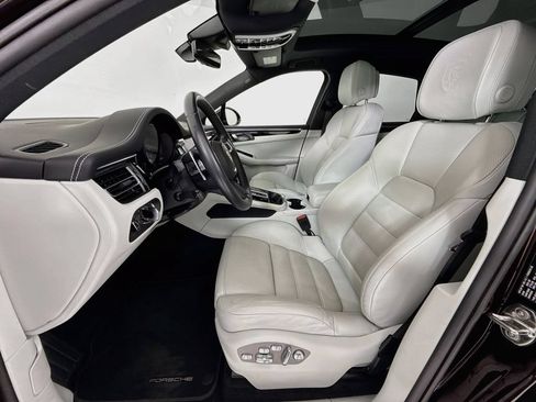 Certified 2025 Porsche Macan AWD/4WD image 5
