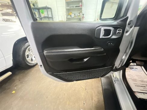 Used 2023 Jeep Wrangler Unlimited Sahara w/ Cold Weather Group image 13