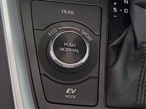 Used 2022 Toyota RAV4 XLE image 21