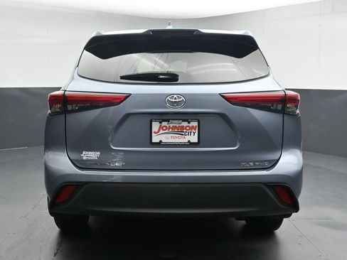Used 2021 Toyota Highlander XLE AWD/4WD image 8