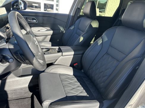 Used 2025 Nissan Rogue Platinum w/ Tech Package image 10