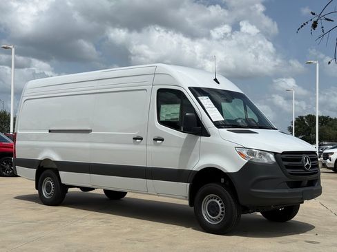 Used 2025 Mercedes-Benz Sprinter 2500 image 5