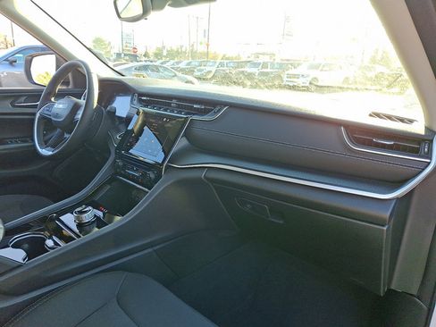 Certified 2023 Jeep Grand Cherokee Laredo image 11