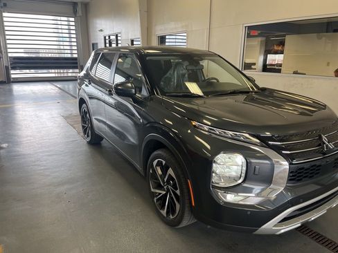 Used 2024 Mitsubishi Outlander SE image 1