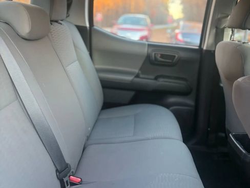 Used 2018 Toyota Tacoma SR image 31
