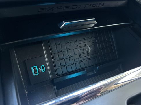 Used 2024 Ford Expedition XLT image 30