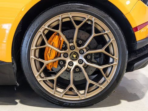 Used 2018 Lamborghini Huracan Performante AWD/4WD image 32